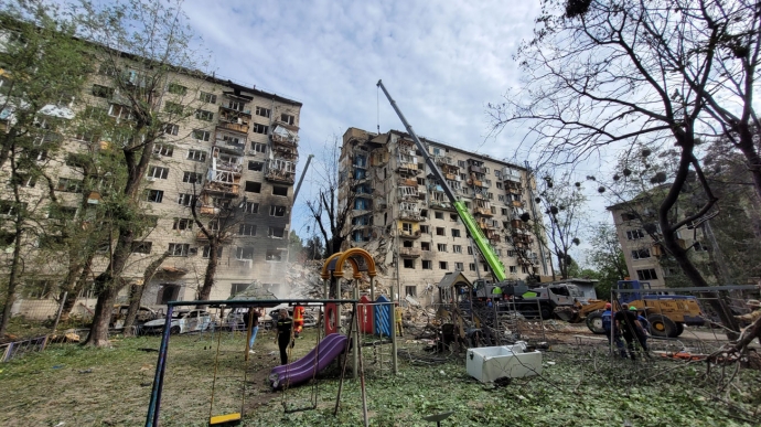 Russische aanval op Kyiv doodt 14 mensen en verwondt 114; Lichaamsfragmenten teruggevonden – foto, video