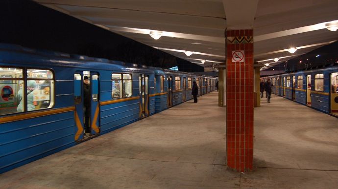 Рух по червоній лінії метро в Києві обмежували: пасажир потрапив під потяг