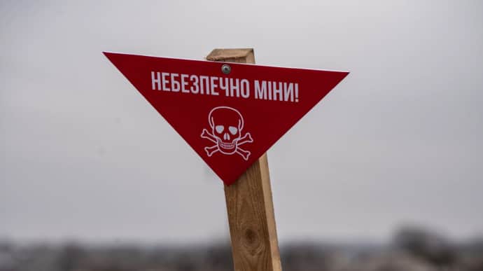 2 civilians trigger explosive device in Kherson Oblast, 1 killed