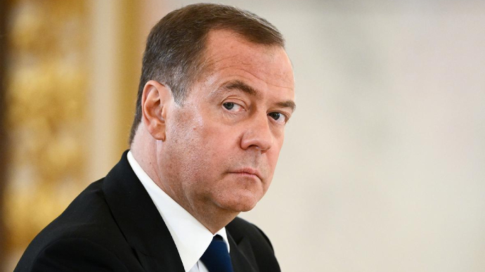 Медведев угрожает срывом зерновой сделки, если G7 запретит экспорт товаров в РФ