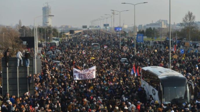 Новий закон про ресурси: у Сербії тисячі людей блокували дороги на знак протесту