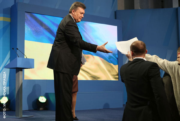Янукович прийшов з підказкою і 30 хвилин розказував про покращення 
