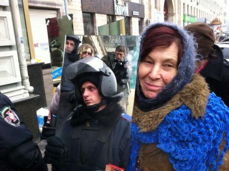 Наталка Палійчук з Тернопільськоі області тримає дзеркало перед міліцією