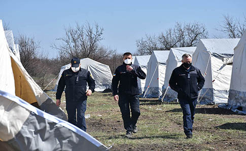65 палаток посреди поля: В Украине начали открывать места для обсервации
