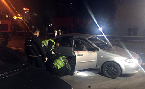 У поліції назвали дві версії нічного вибуху авто