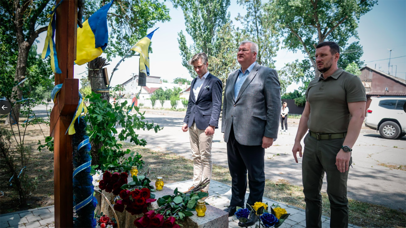 Lithuania's chief diplomat becomes first foreign minister to visit Kherson since its 2022 liberation – photos