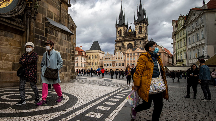 Суд у Чехії скасував обов’язок носити маски у приміщеннях