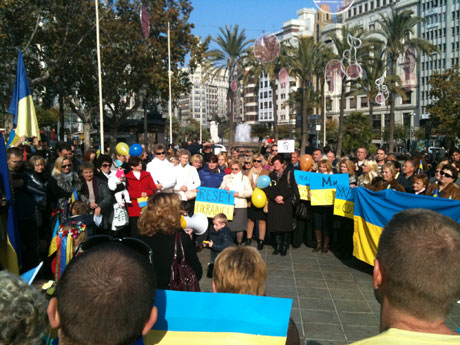 Украинцы вышли на евромайдан в Валенсии. Все фото Оксаны Коваленко