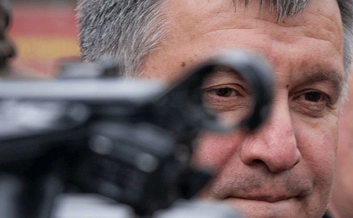 Нагородний фронт. Кому Аваков подарував 400 стволів