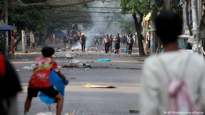 Протесты в Мьянме: погибли по меньшей мере 550 человек, сотни пропали без вести