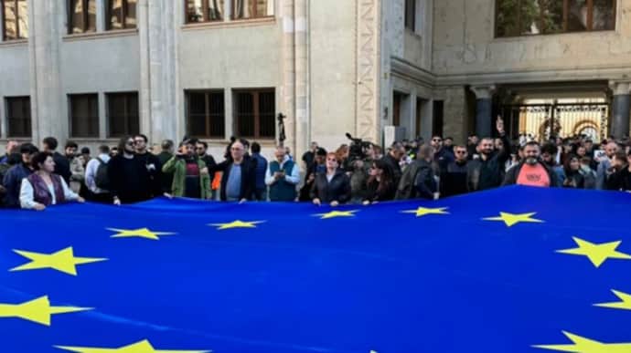 У парламенті Грузії починають розглядати закон про іноагентів: люди вийшли на протест