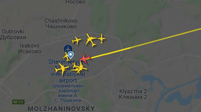 Літак із Навальним приземлився в іншому аеропорту