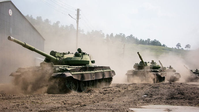 Боевики разместили танки в оккупированном поселке с нарушением линии отвода