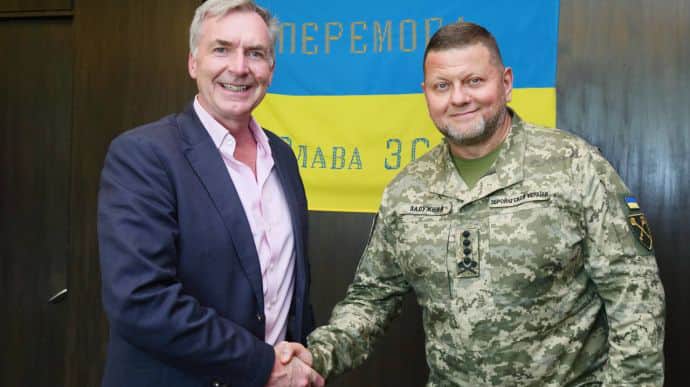 Ukrainian army Commander-in-Chief meets with UK Defence Staff Chief and briefs him on situation on battlefield