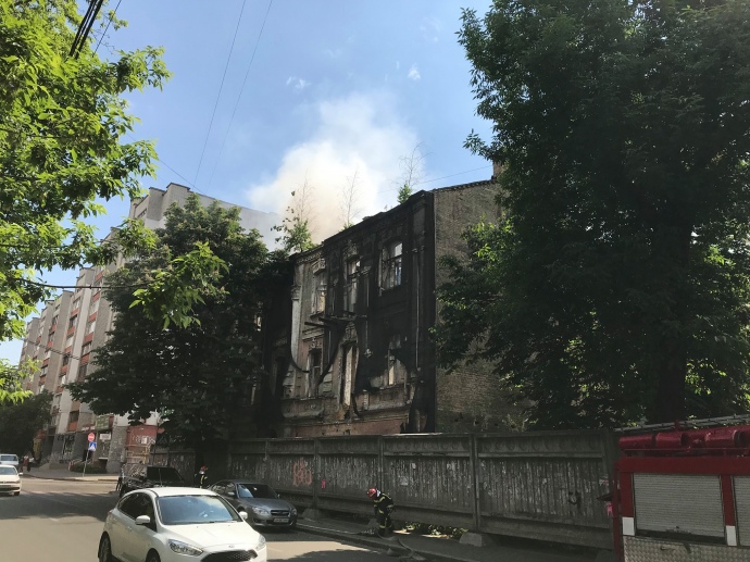 Будинок на Щекавицькій горить