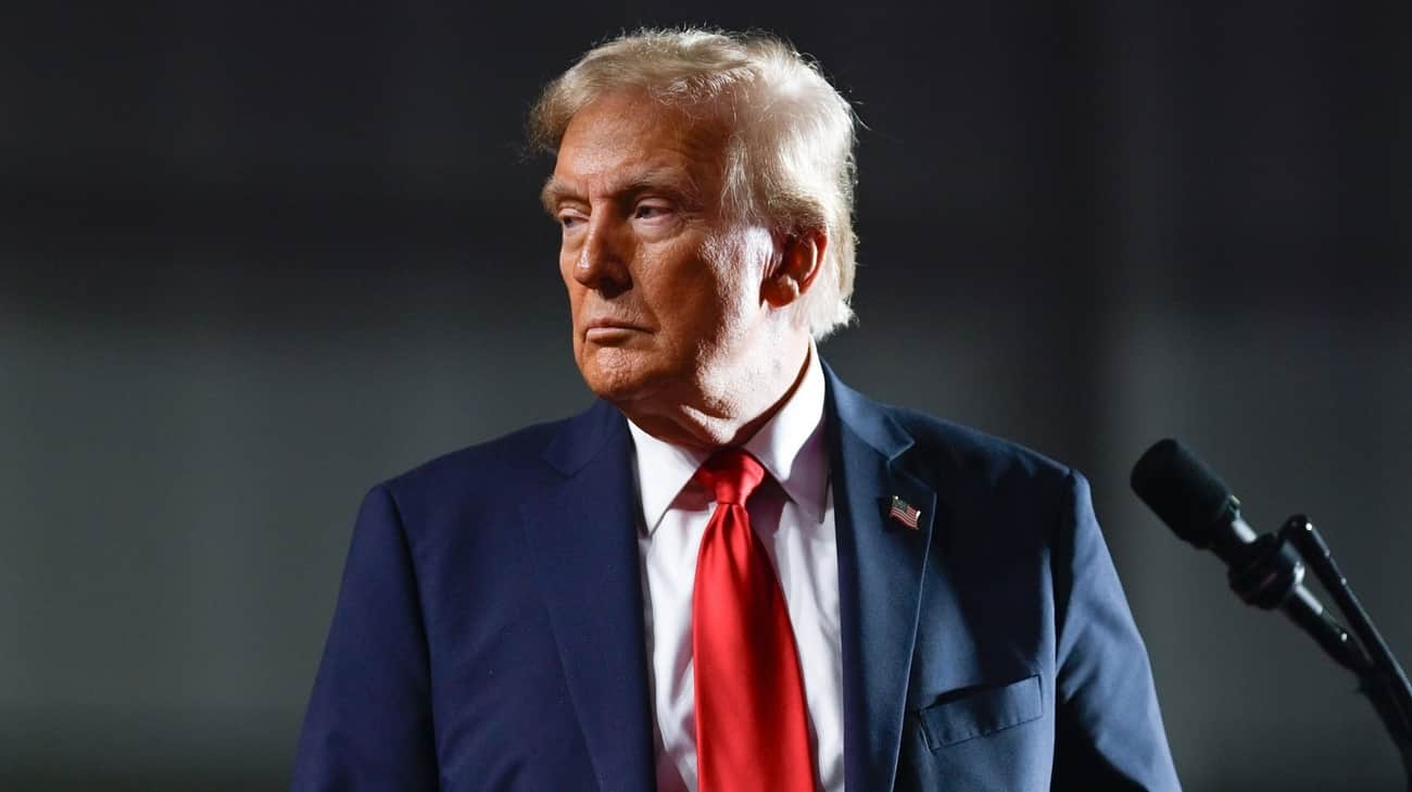 Трамп заявив, що "багато допомагає" Україні