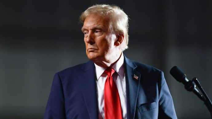 Трамп заявив, що "багато допомагає" Україні