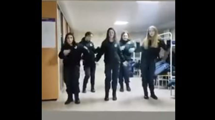 Шансон в казарме: В Харькове вычислили студенток, которые танцевали под Вороваек