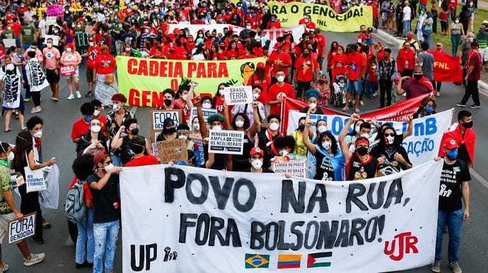 200 городов Бразилии вышли на митинги против Болсонару