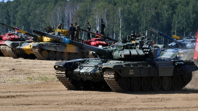 Военные РФ недовольны танковыми биатлонами и парадами на фоне больших потерь – разведка Британии