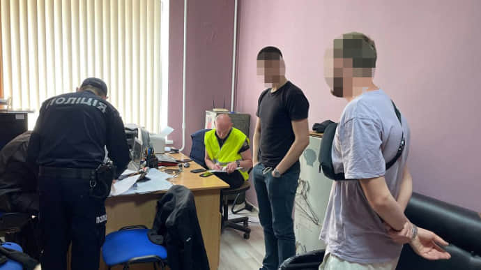 Двух парней, которые снимали работу ПВО в Киеве, доставили в полицию и передадут СБУ