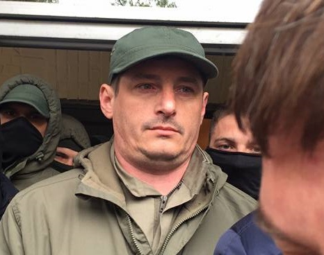По дорозі до Шевченківського районного управління поліції цього чоловіка, який поводився як головний серед нападників, чомусь не стало