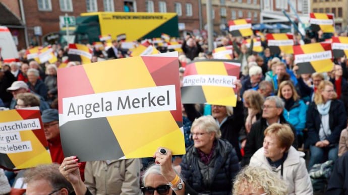 Поддержка партии Меркель продолжает падать за месяц до выборов