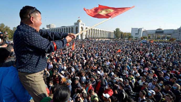 Президент Киргизстану ввів у Бішкеку надзвичайний стан