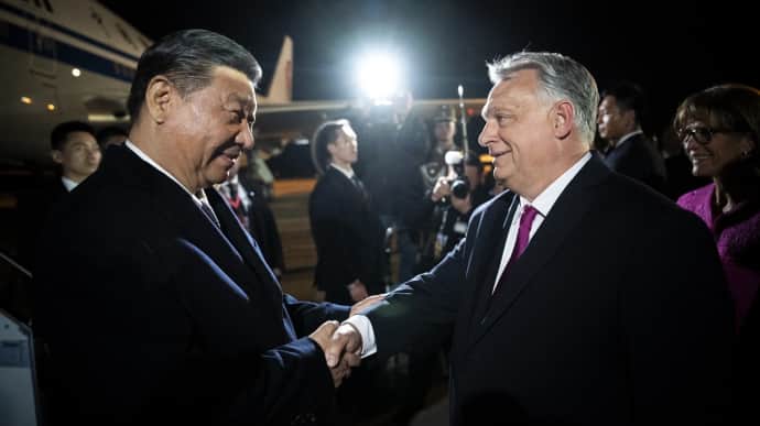 Си Цзиньпин прибыл в Венгрию, где в частности обсудит войну в Украине