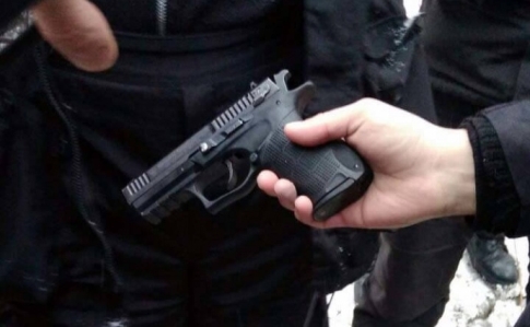 Поліцейського під Солом'янським судом підстрелили з нагородної зброї 