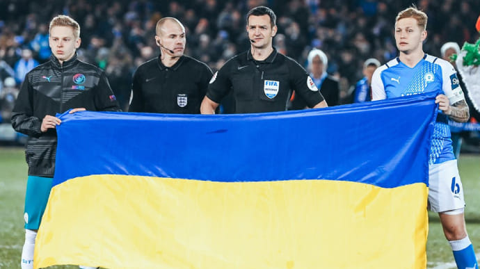 Зинченко вывел Манчестер Сити на матч Кубка Англии с флагом Украины под аплодисменты
