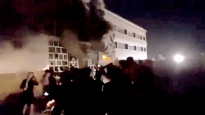 Понад 50 людей загинули в пожежі в лікарні в Іраку —  імовірно вибухнув кисневий балон