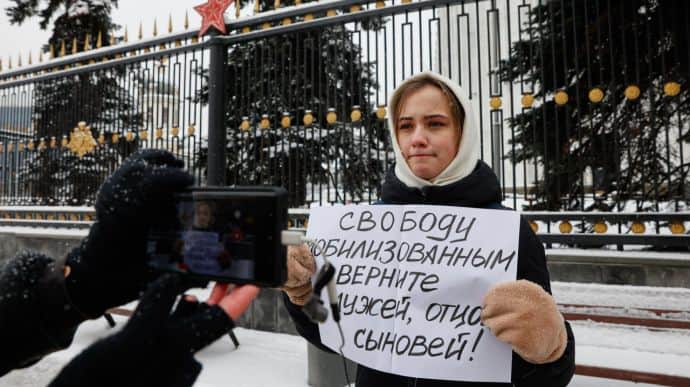Relatives of drafted soldiers hold single pickets in Moscow