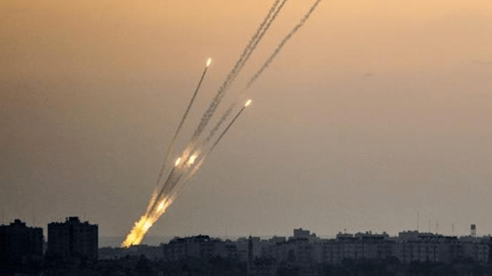 В Иерусалиме вторую ночь длятся столкновения, из Сектора Газа полетели ракеты