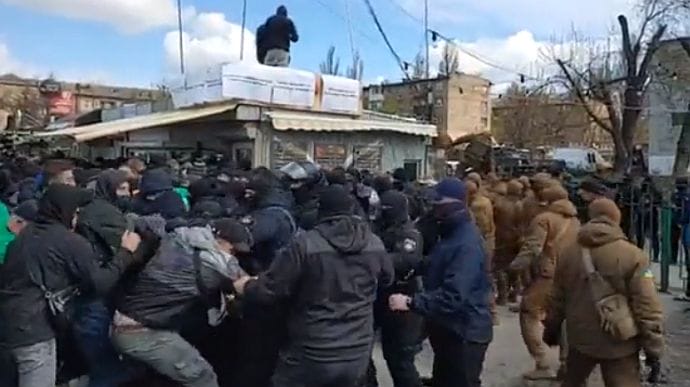Через демонтаж МАФів у Києві сталися сутички, є затримані