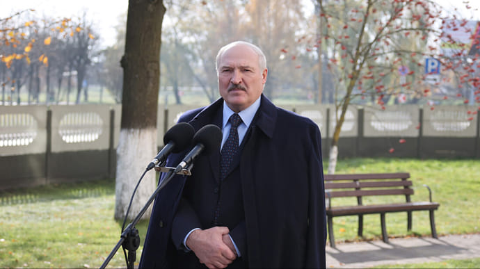 Лукашенко пожаловался, что Запад перекинул танки на границу с Беларусью