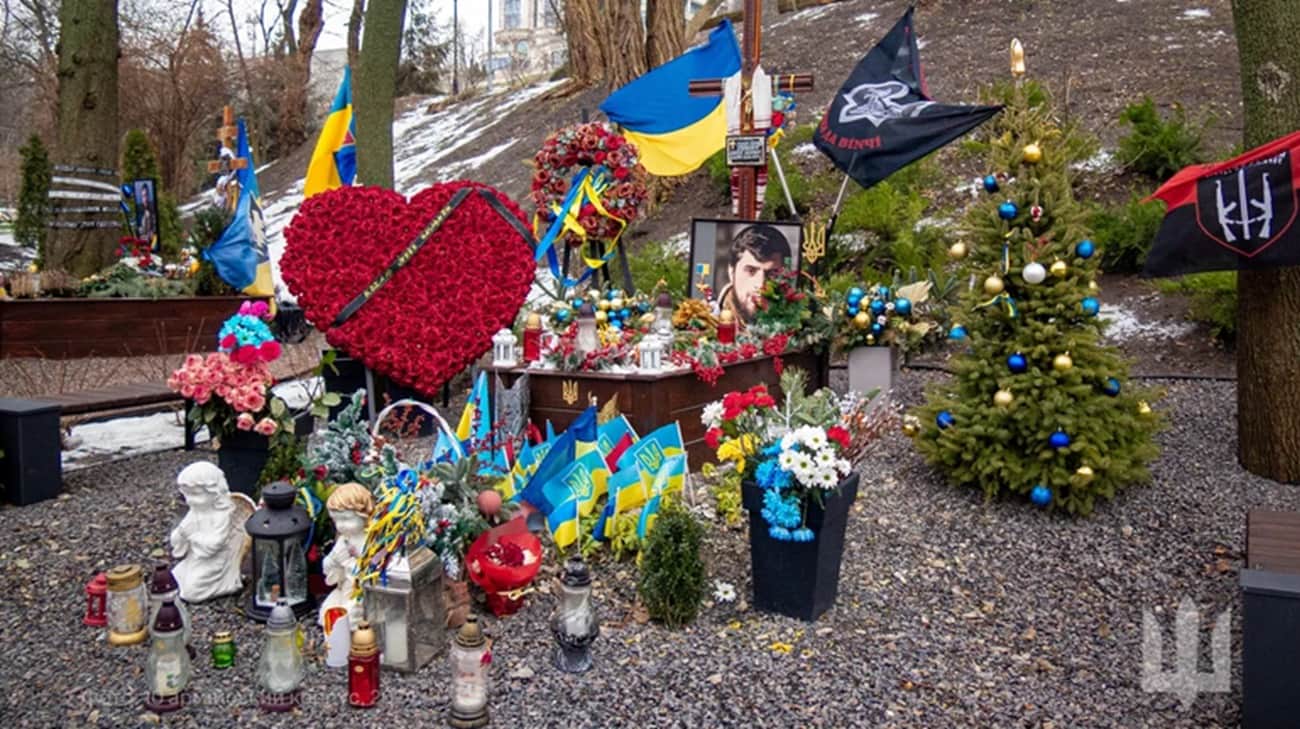 Vandals desecrate graves of Ukrainian soldiers Da Vinci, Juice and Investor in Kyiv – video