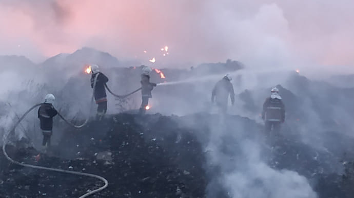 Под Полтавой горит городская свалка: тушат пол сотни пожарных