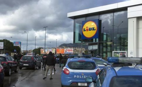 Коронавирус в Италии: в супермаркете Палермо покупатели отказались платить за товары