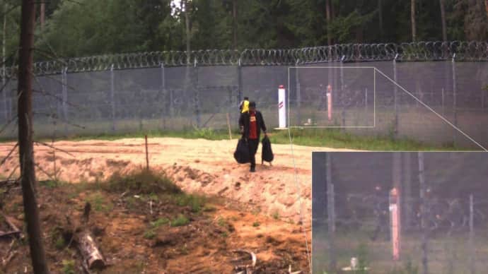 Белорусские пограничники помогли мигрантам пробраться через забор на границе с Латвией