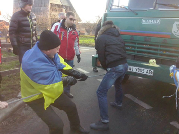 Активісти власноруч відкотили техніку. Фото з Facebook Марії Лебедєвої 