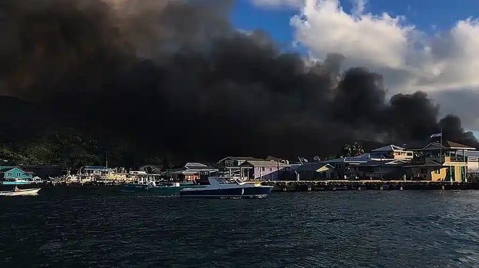 Крупный пожар уничтожил карибский курорт