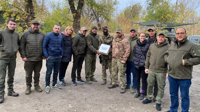 За несколько дней до выборов Слуги народа посетили Донбасс и вручили военным дроны