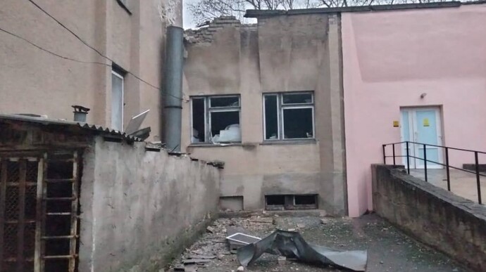 Russians hit hospital in Kherson this morning