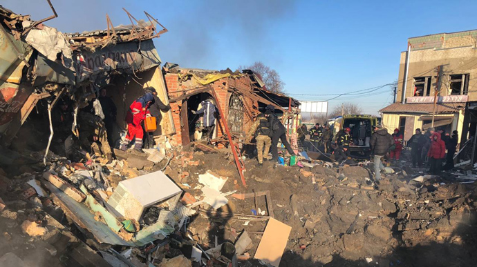 Харківщина: росіяни вдарили по ринку у Шевченковому – 2 загиблих, серед поранених діти 