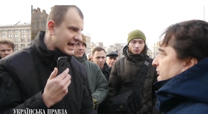 Активист С14 Евгений Карась обплевал Гужву после спора