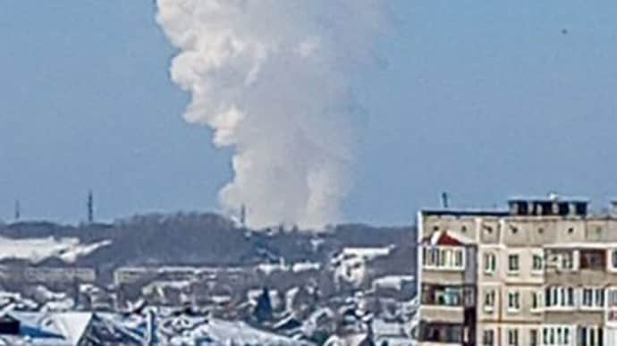На алтайском оборонном предприятии РФ взрыв и густой дым: власти говорят о хлопке