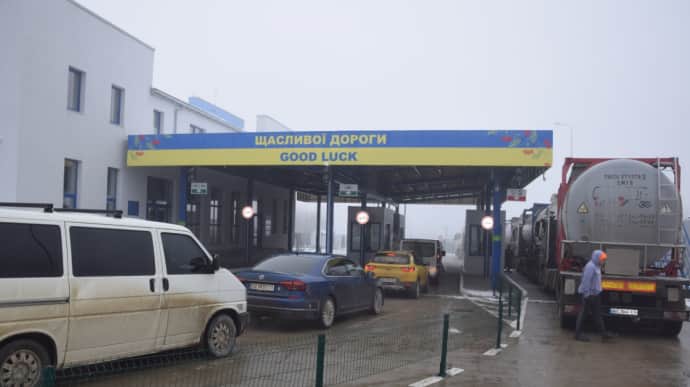 Polish farmers temporarily ease border blockade with Ukraine