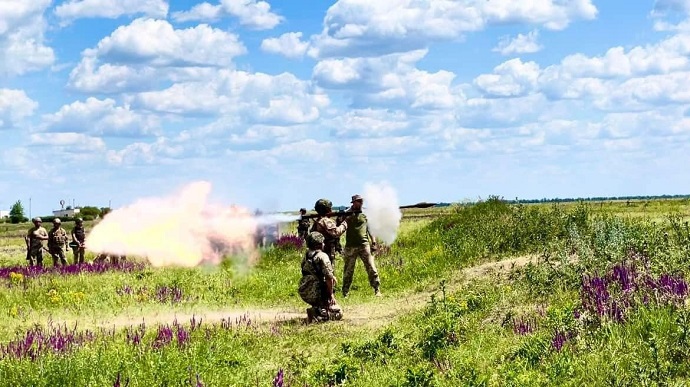 Ukrainian Armed Forces kill 30 invaders and destroy 2 warehouses and equipment in southern Ukraine