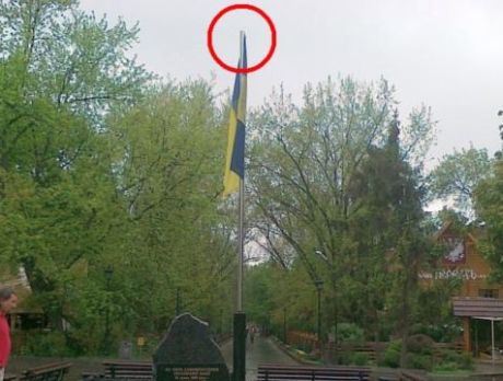 Невідомі не вперше знімають тризуб із флагштока в центрі Харкова. На фото - 12 травня 2011 року